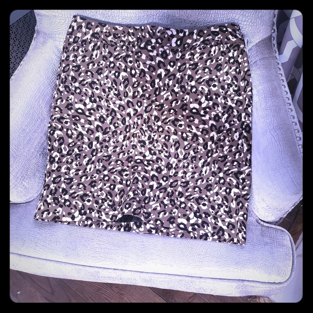 Stylish and hip leopard skirt in taupe